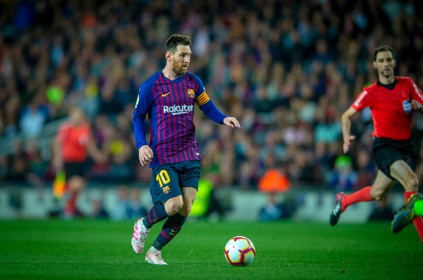 Lionel Messi of FC Barcelona dribbles during their 35th round match of the La Liga 2018-2019 season against Levante UD at Camp Nou Stadium in Barcelona, Spain, 27 April 2019.